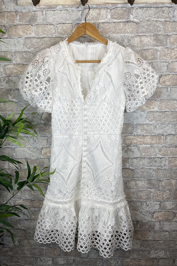 Vestido Beatriz – Mini de Renda de Crochê com Manga Puff e Botões - Priya